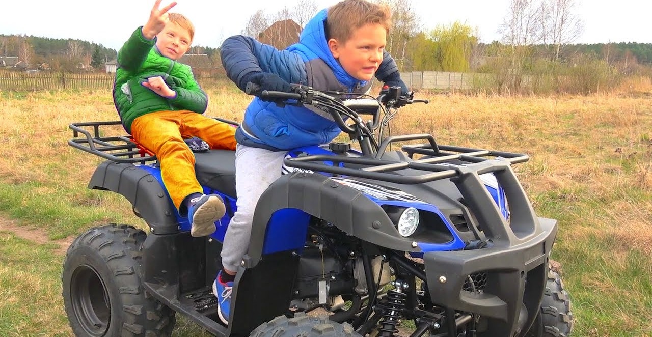 В Костромской области подросток на скорости упал с квадроцикла, которым управлял его 11-летний приятель