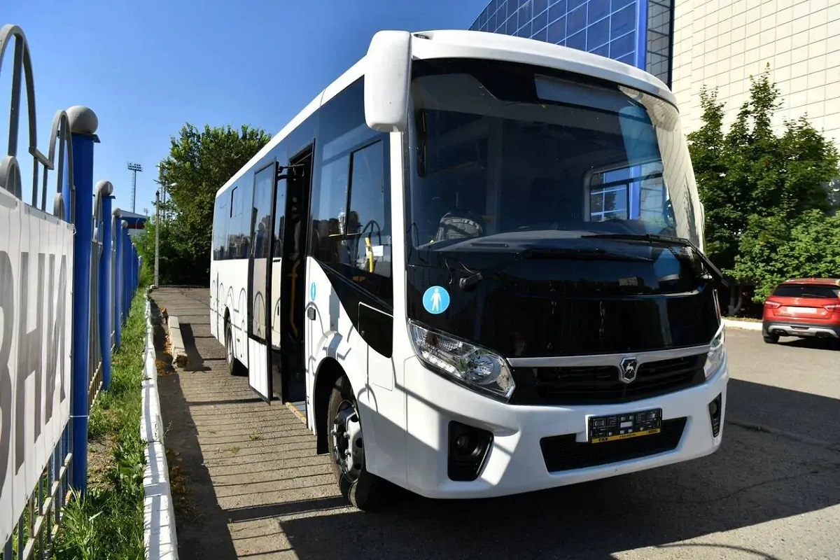Оренбургской школе олимпийского резерва власти региона подарили современный автобус