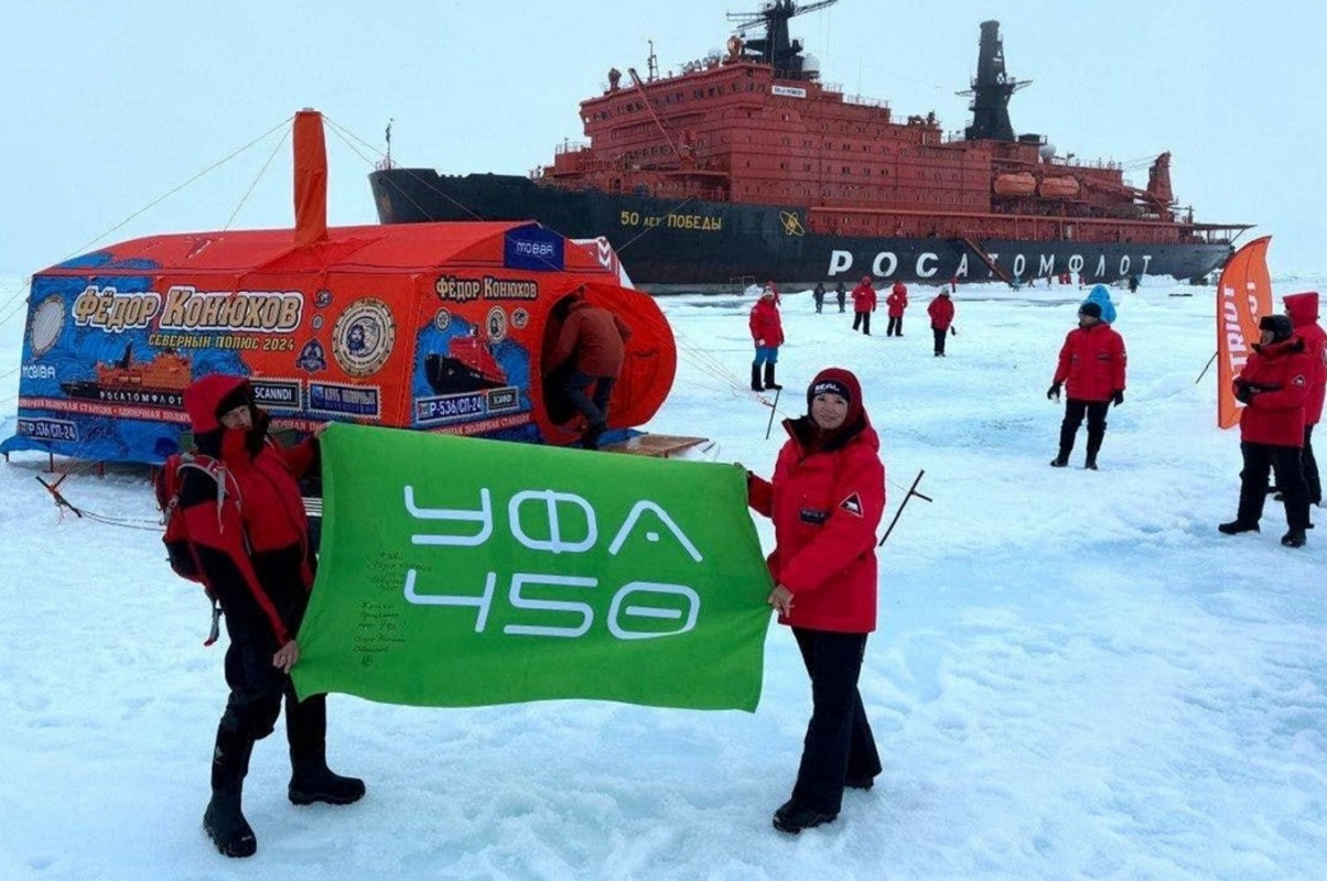На Северном полюсе развернули флаг в честь 450-летия Уфы, на полотнище оставил автограф Федор Конюхов