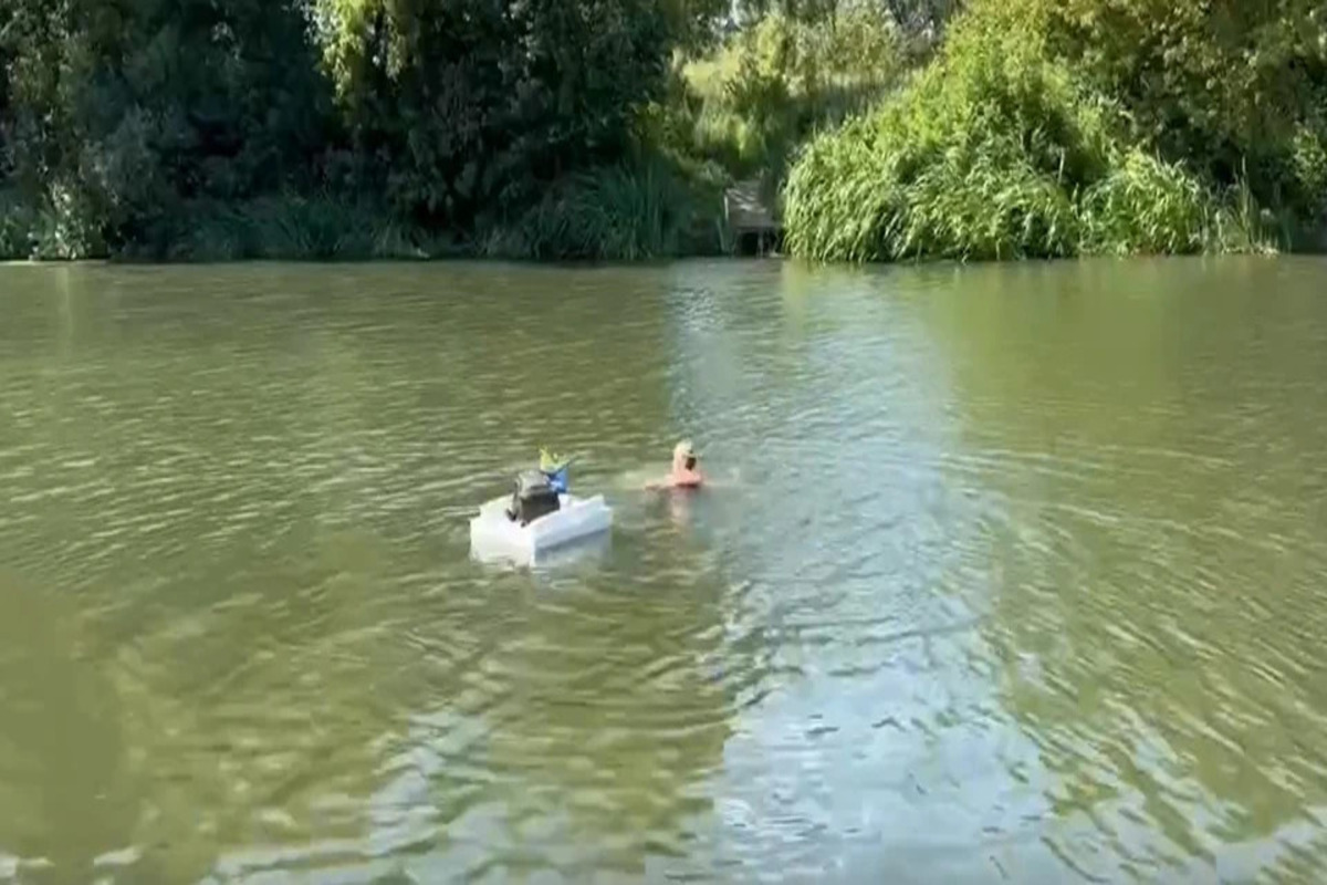 Дачники в Тамбовской области вынуждены плавать через реку, чтобы добраться до своих участков