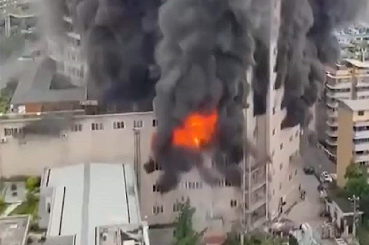 В Китае мощный пожар охватил 14-этажный торговый центр, огонь забрал жизнь 16 человек