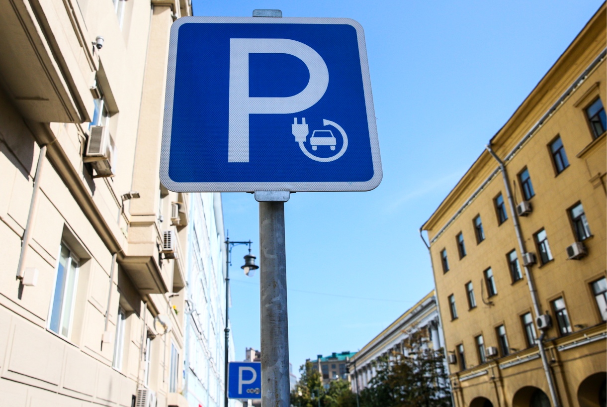 Парковки для электромобилей с зарядными устройствами могут появиться в Петербурге