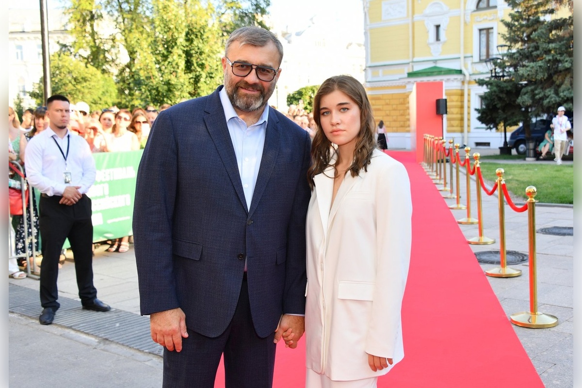 Актер Михаил Пореченков появился на публике с 19-летней дочерью-красавицей