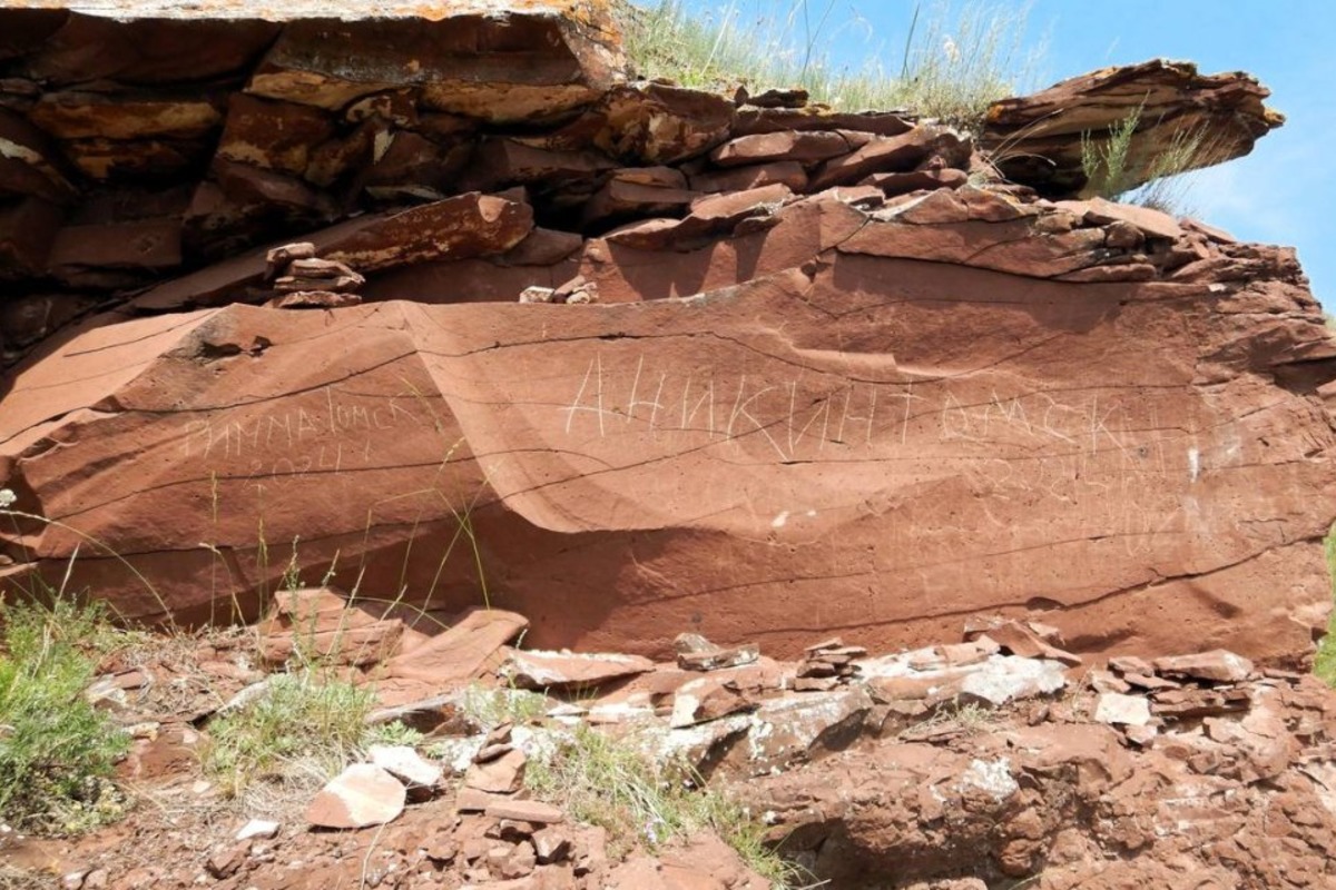 Туристы-вандалы испортили археологический памятник в Хакасии