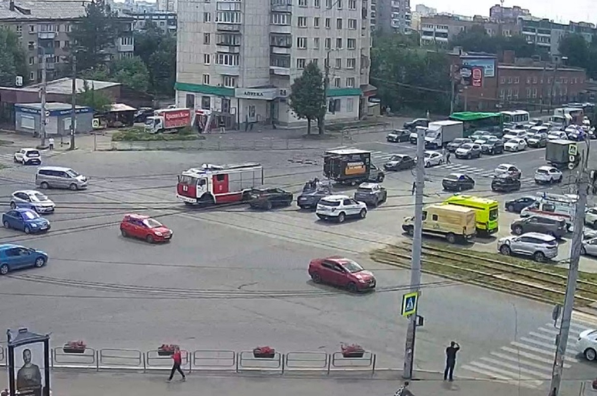 На проспекте Победы в Челябинске обвалился асфальт, в ловушку угодила легковая машина