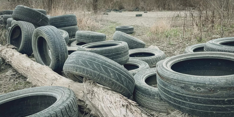 Работник компании закопал старые автомобильные шины в центре Тюмени и был уволен