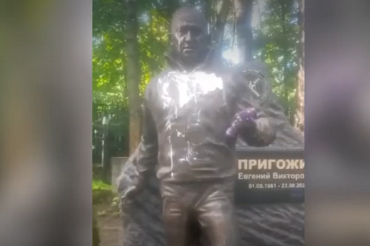 Неизвестные осквернили памятник Евгения Пригожина в Санкт-Петербурге