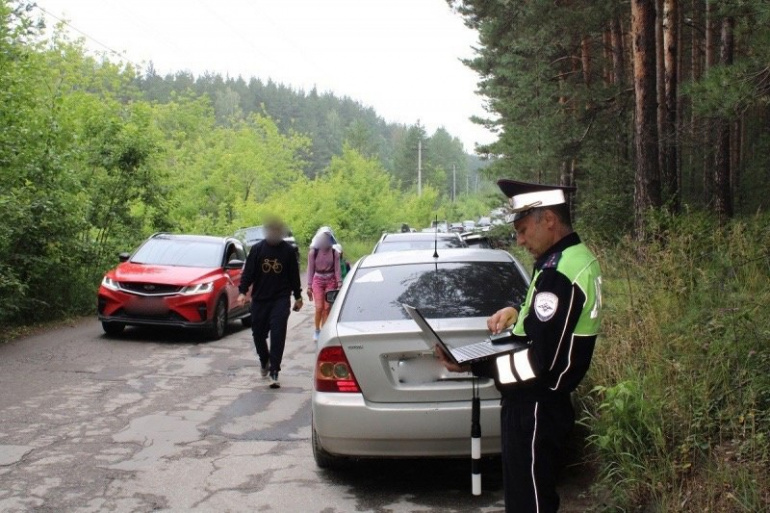 На озере Тургояк начала массовая эвакуация автомобилей