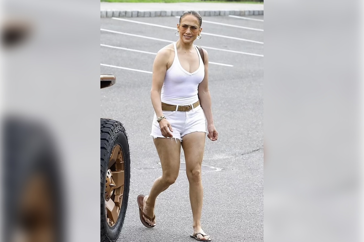 Актриса Дженнифер Лопес попалась папарацци во время прогулки в Хамптонсе