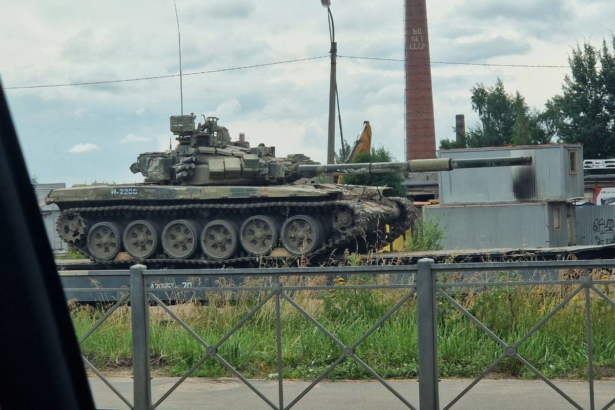 Секретный Т-90 с уникальной башней: редкая находка на российской железной дороге