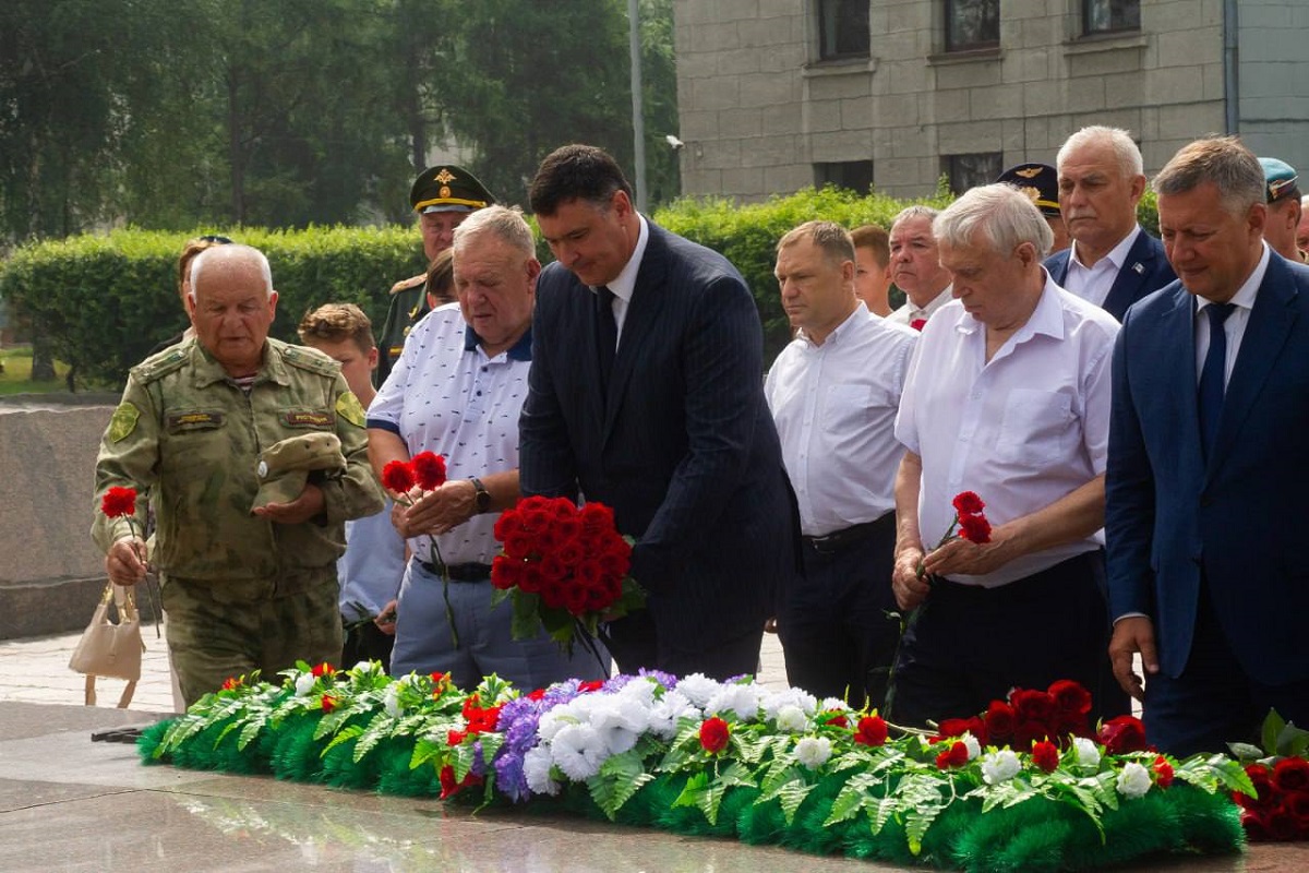 Мэр Руслан Болотов и представители иркутских землячеств напомнили о важности патриотизма,  возложив цветы к Вечному огню