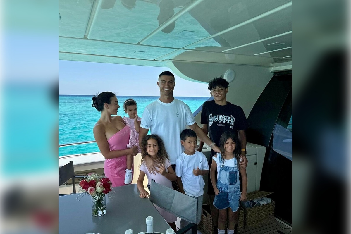 Футболист Криштиану Роналду показал на фотографии всю свою семью