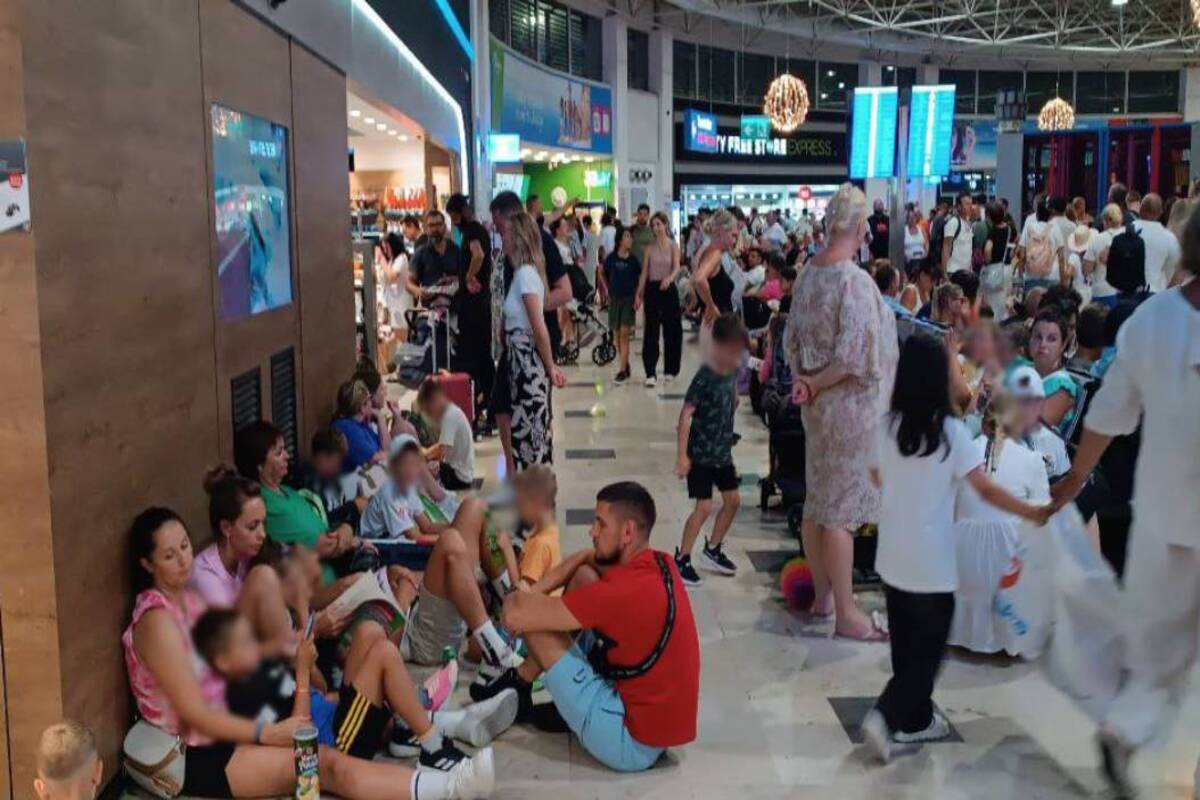 В Турции туристы ждали самолет до Перми на полу и в духоте