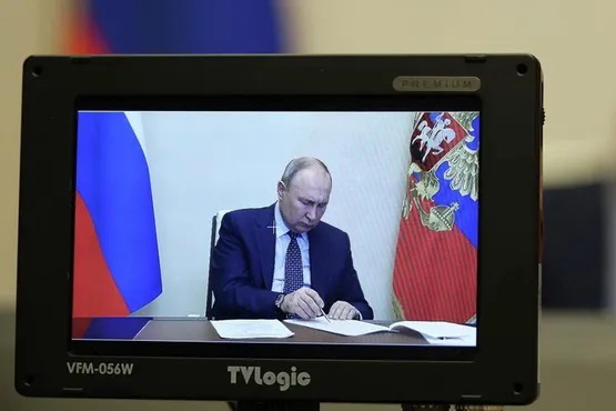 Путин по видеоконференцсвязи открыл социальные объекты в новых регионах страны