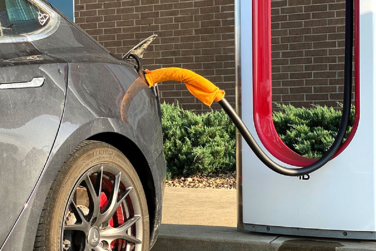Tesla сделала важное заявление о влажном полотенце на зарядке