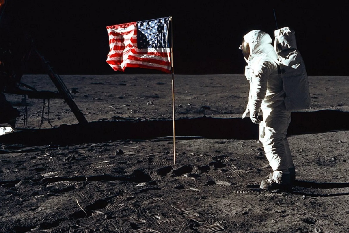 Космонавт Артемьев верит в высадку американцев на Луну