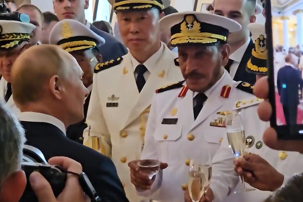 Путин успокоил на приёме в Адмиралтействе иностранного гостя, разбившего бокал