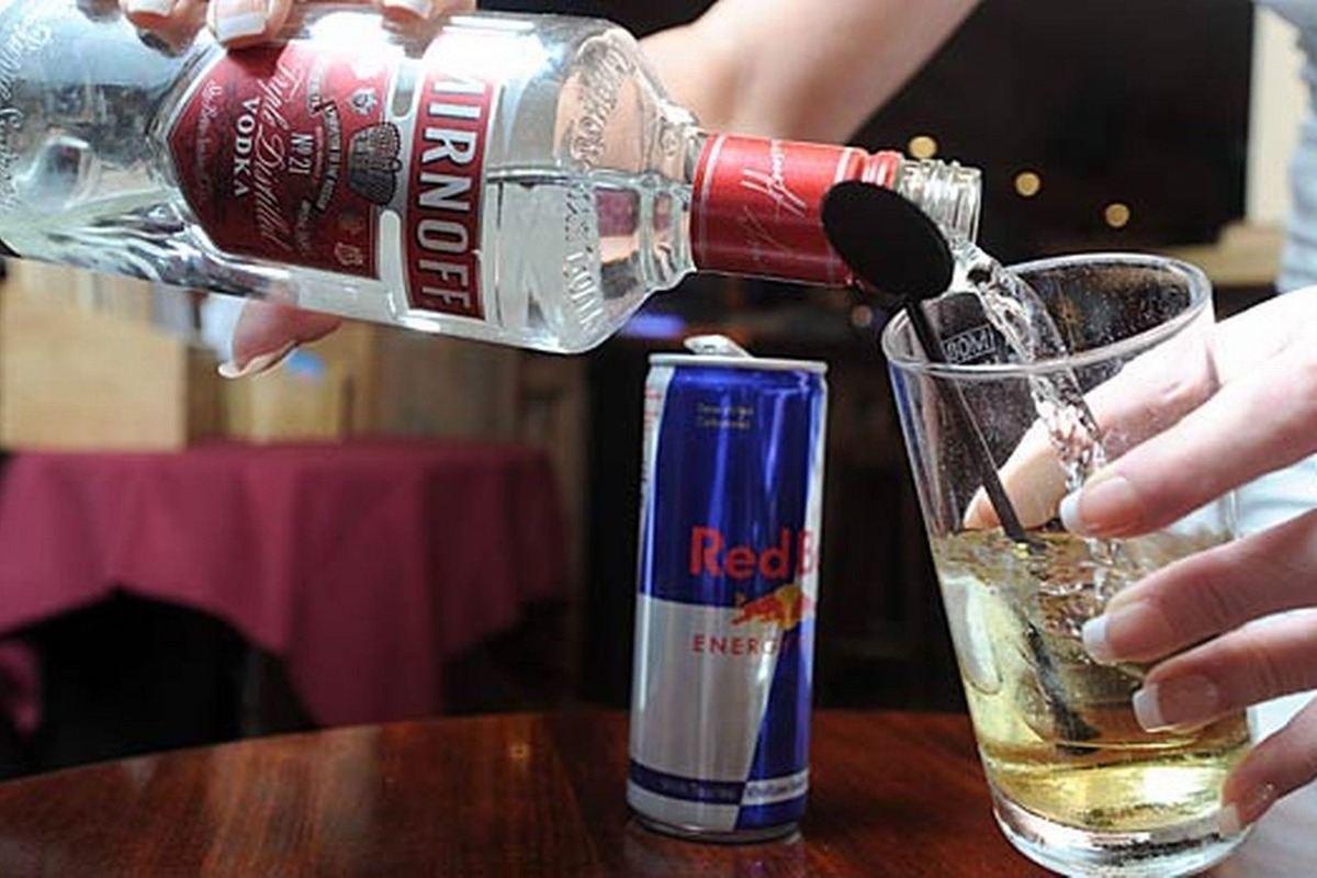 Ученые рассказали, чем грозит смешивание алкоголя с энергетиками
