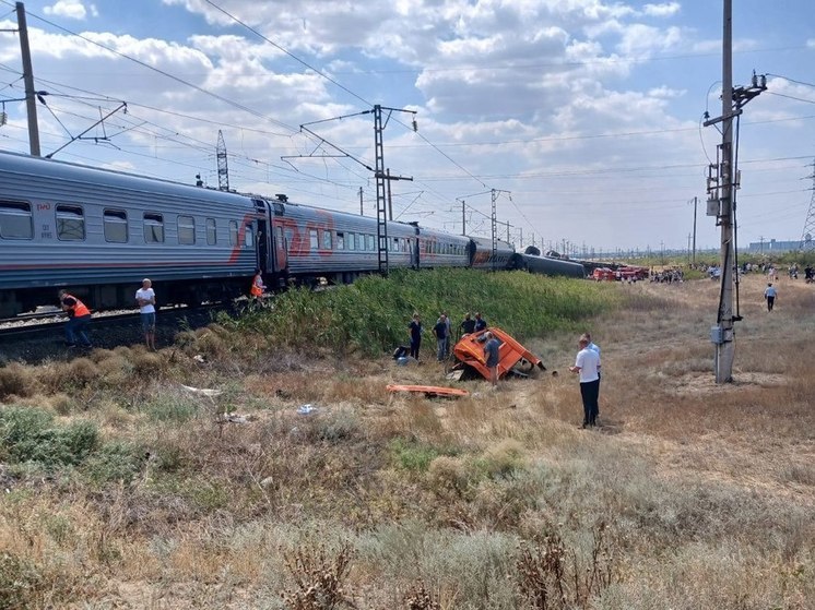 Семье водителя КамАЗа, который столкнулся с поездом под Волгоградом, начали угрожать