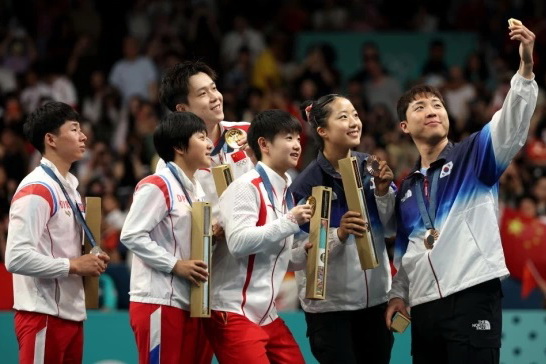 Спортсмены из КНДР и Южной Кореи сфотографировались вместе на Олимпиаде