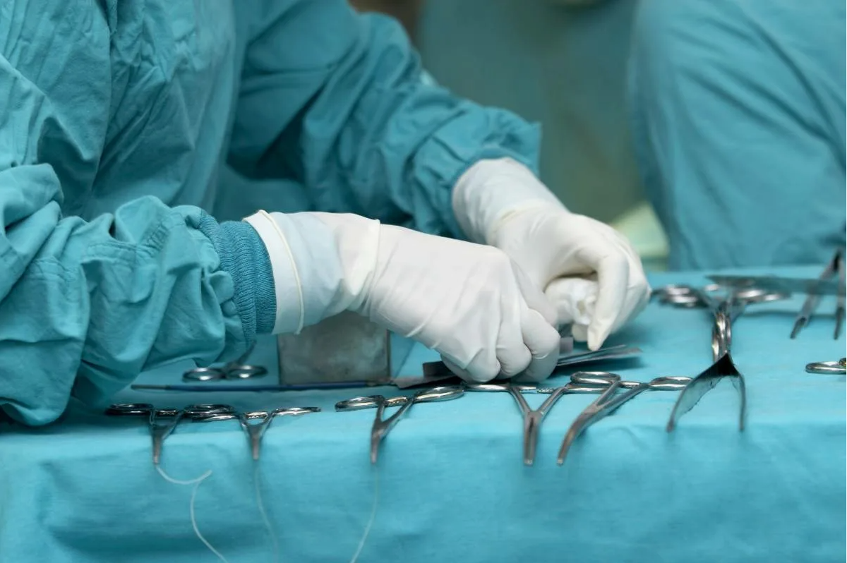 В Москве у 73-летнего пациента во время операции нашли в прямой кишке закладку