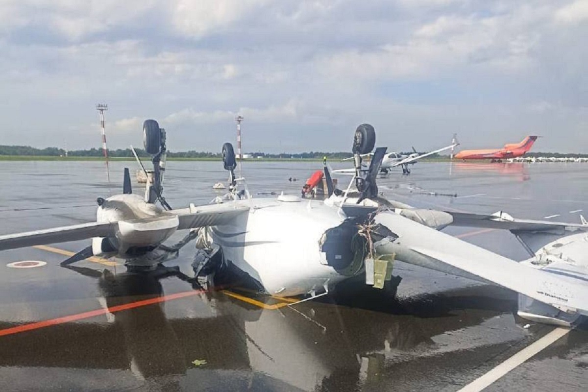 Смерч разбросал 4 самолета и 1 вертолет в аэропорту Нижнекамска, идет подсчет суммы ущерба