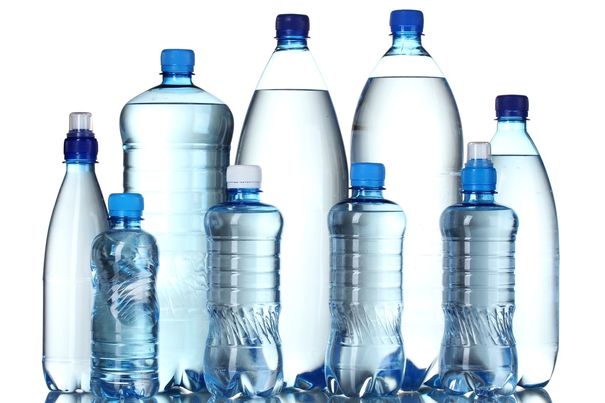 Китайские ученые призвали заменить пластиковые бутылки на стеклянные