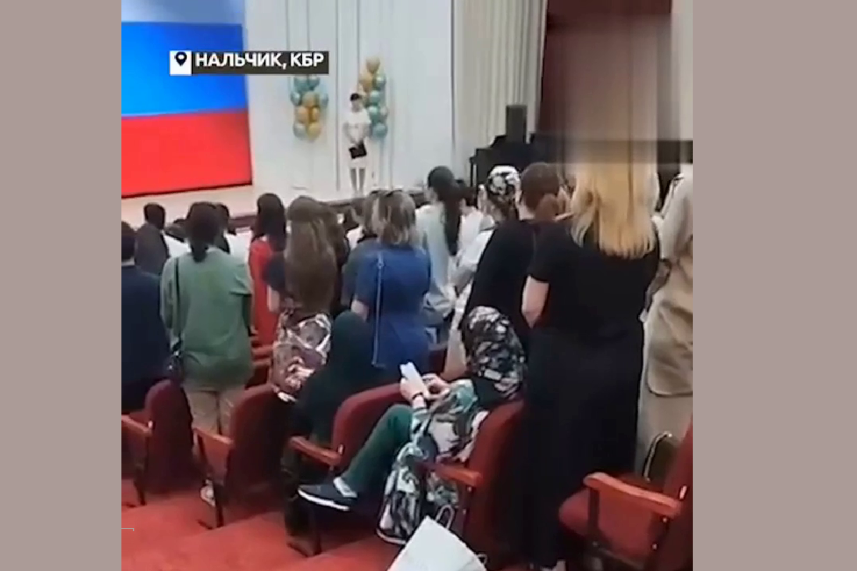 В Нальчике родители выпускников отказались слушать гимн России стоя