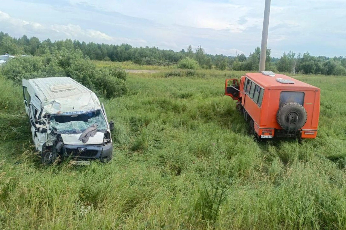 В Красноярском крае автобус врезался в грузовик, есть пострадавшие