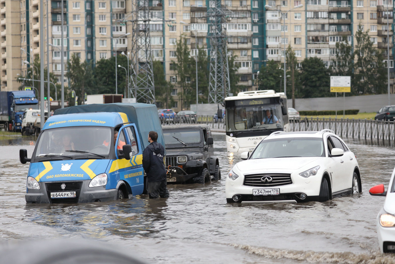 Делия» накрыла с головой Петербург: в Северной столице забили 30-метровые  фонтаны