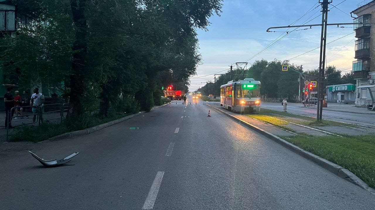 В Магнитогорске 20-летний парень погиб при выходе из трамвая