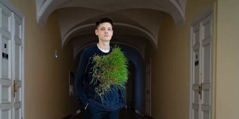 Выпускник томского вуза создал авторскую коллекцию одежды, из которой прорастает зелень