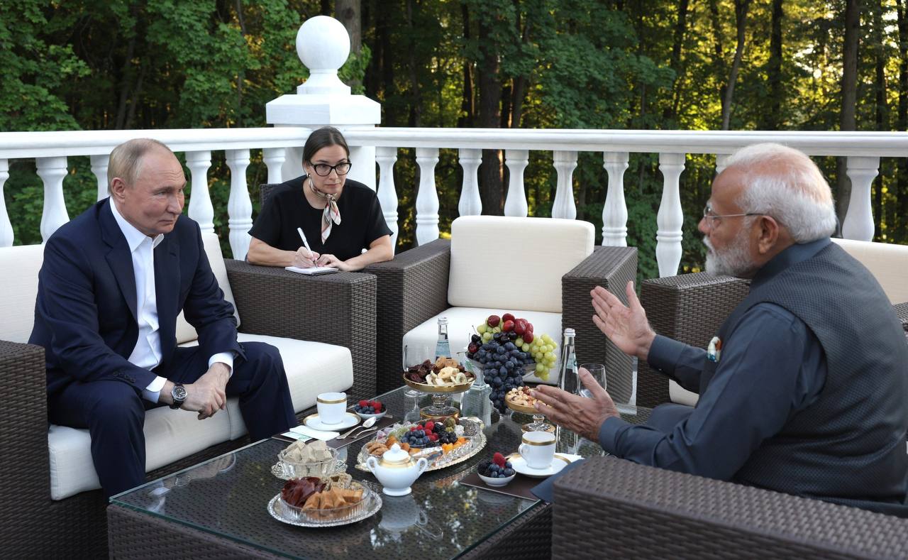 Резиденция, сад, лошади. Путин встретил «друга» Моди в домашней обстановке