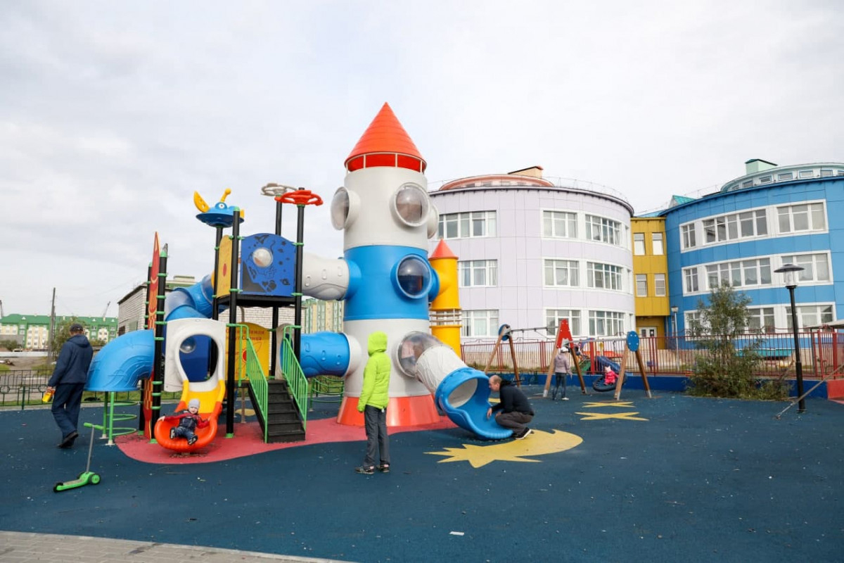 Детские площадки в Нарьян-Маре оборудуют новыми игровыми комплексами