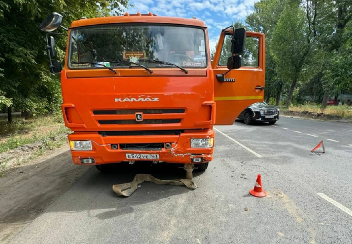 В Самаре трех человек увезли на «скорой» после ДТП с автобусом и грузовиками