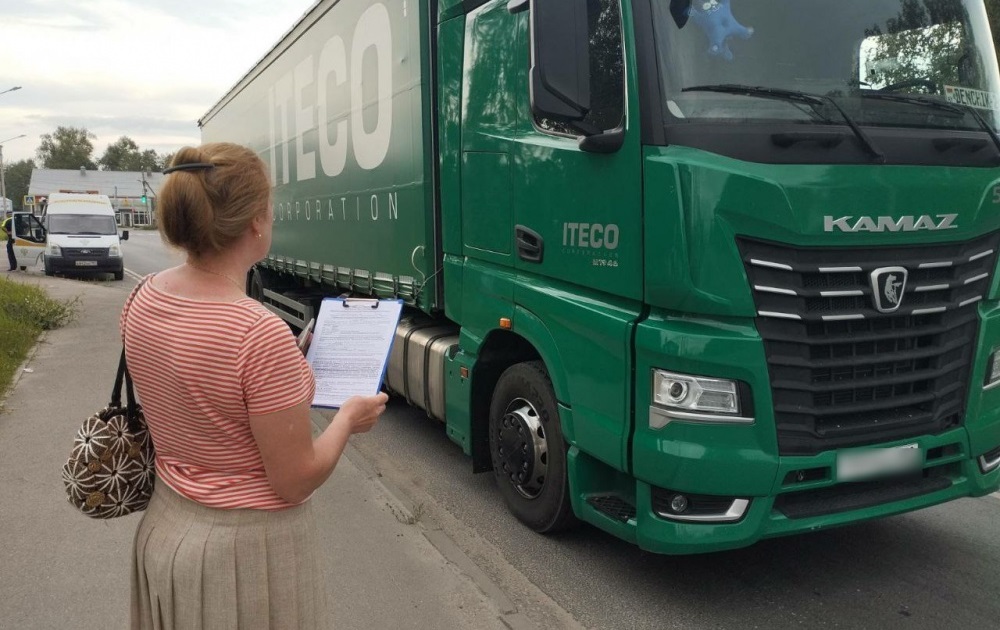 Водителей большегрузов нещадно штрафуют за дневную поездку по Костроме, но простои их волнуют больше