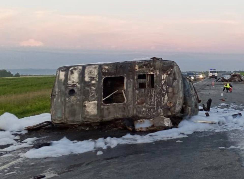 Фельдшер и водитель скорой помощи заживо сгорели в жутком ДТП в Красноярском крае