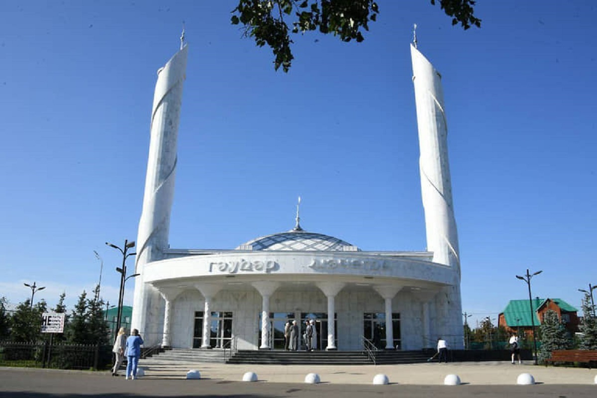 Рустам Минниханов посетил новую мечеть в Бугульминском районе, здание построили в 2023 году