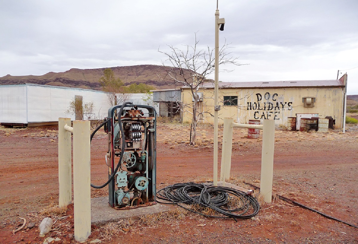 Кафе Doc Holidays (заброшенное) на въезде в город