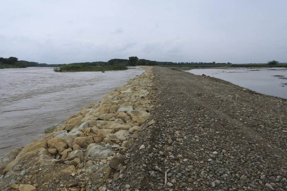 Глава Адыгеи Мурат Кумпилов: завершили ремонт дамбы — под защитой более пяти тысяч гектаров земли Глава Адыгеи Мурат Кумпилов: завершили ремонт дамбы — под защитой более пяти тысяч гектаров земли