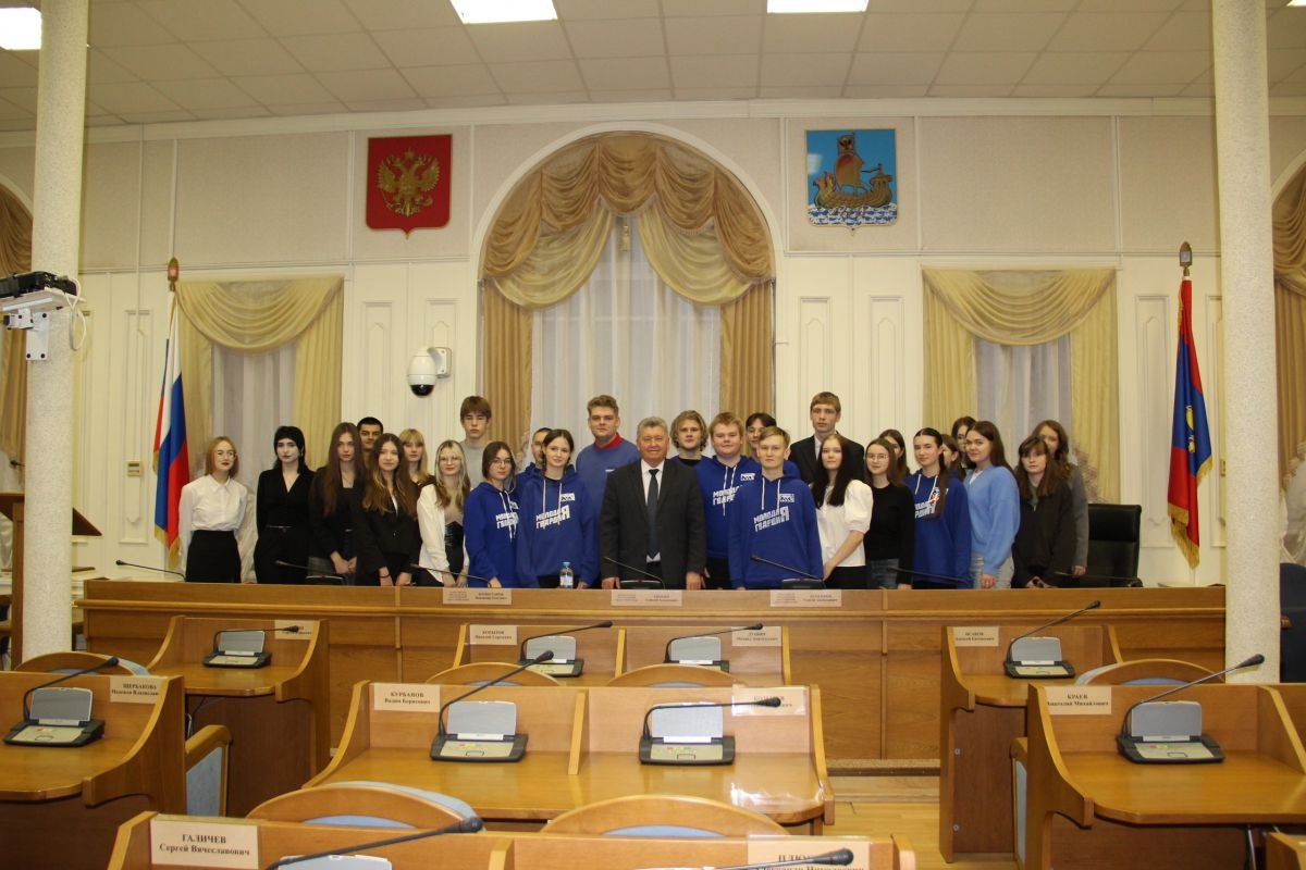 Председатель Костромской областной Думы Алексей Анохин рассказал студентам об основах отечественного парламентаризма