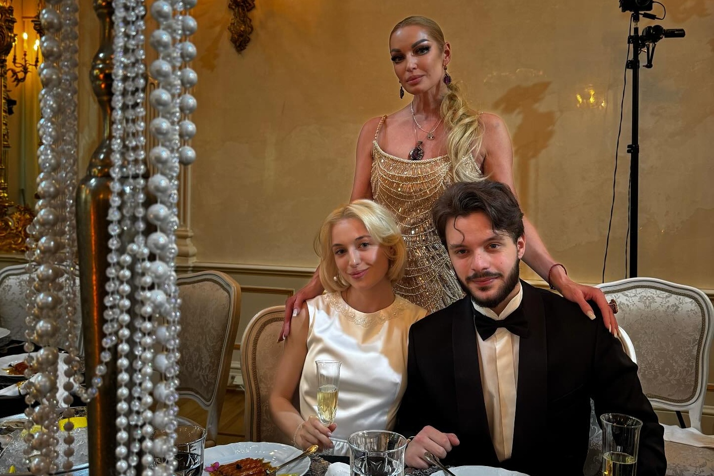 Хахаль и теща. Волочкова ушла со свадьбы дочери раньше всех. Без конфликта не обошлось