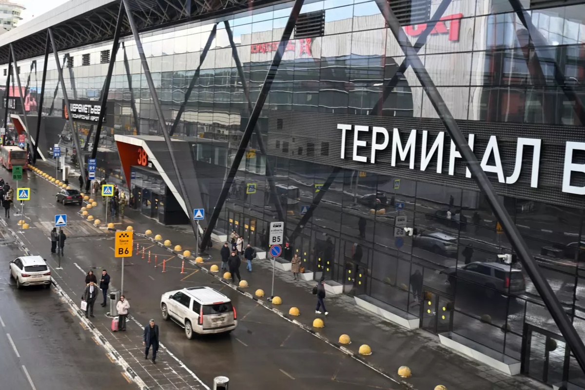 Сотрудники службы безопасности аэропорта Шереметьево массово увольняются из-за низких зарплат Сотрудники службы безопасности аэропорта Шереметьево массово увольняются из-за низких зарплат