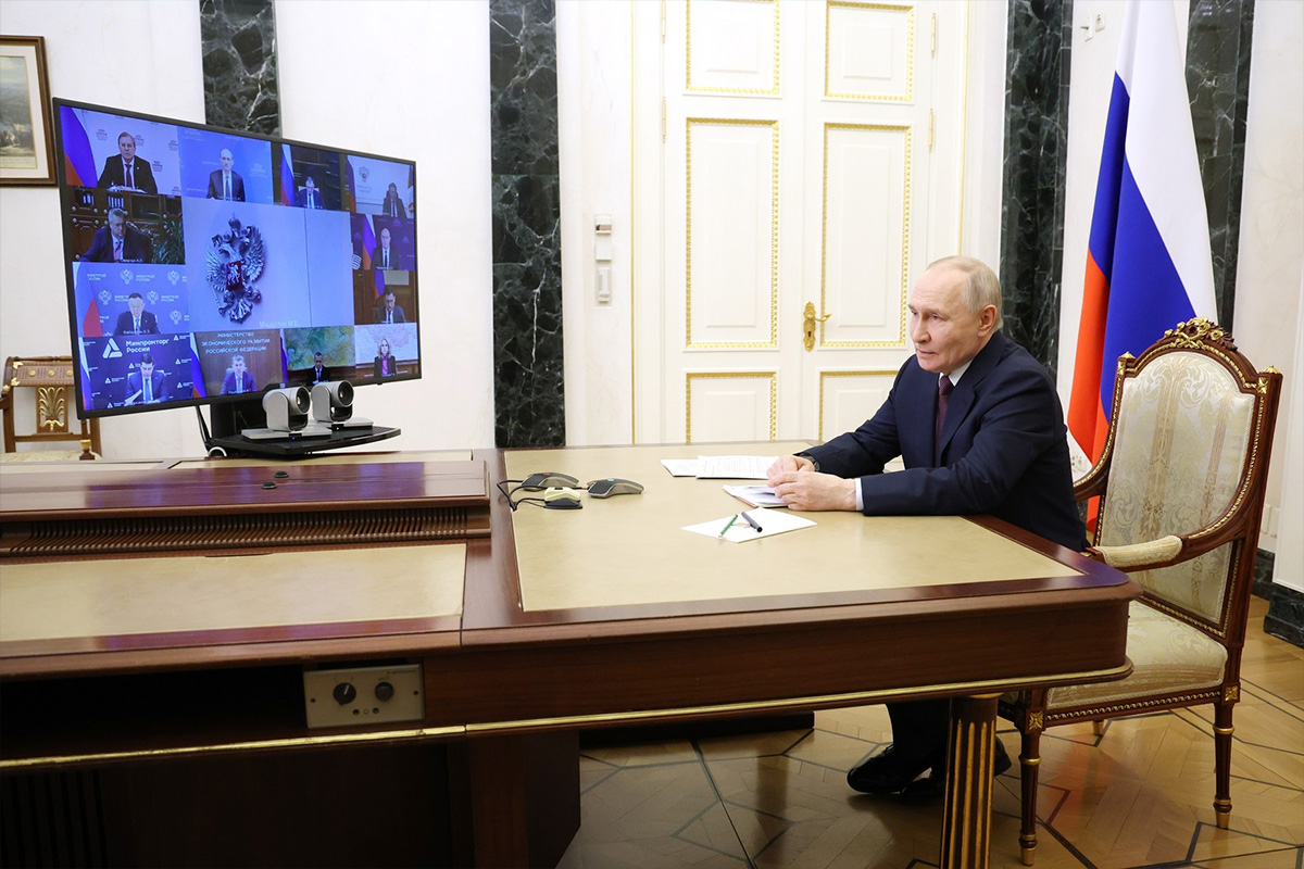 Во время совещания Путина с правительством раздался звонок по спецсвязи Во время совещания Путина с правительством раздался звонок по спецсвязи