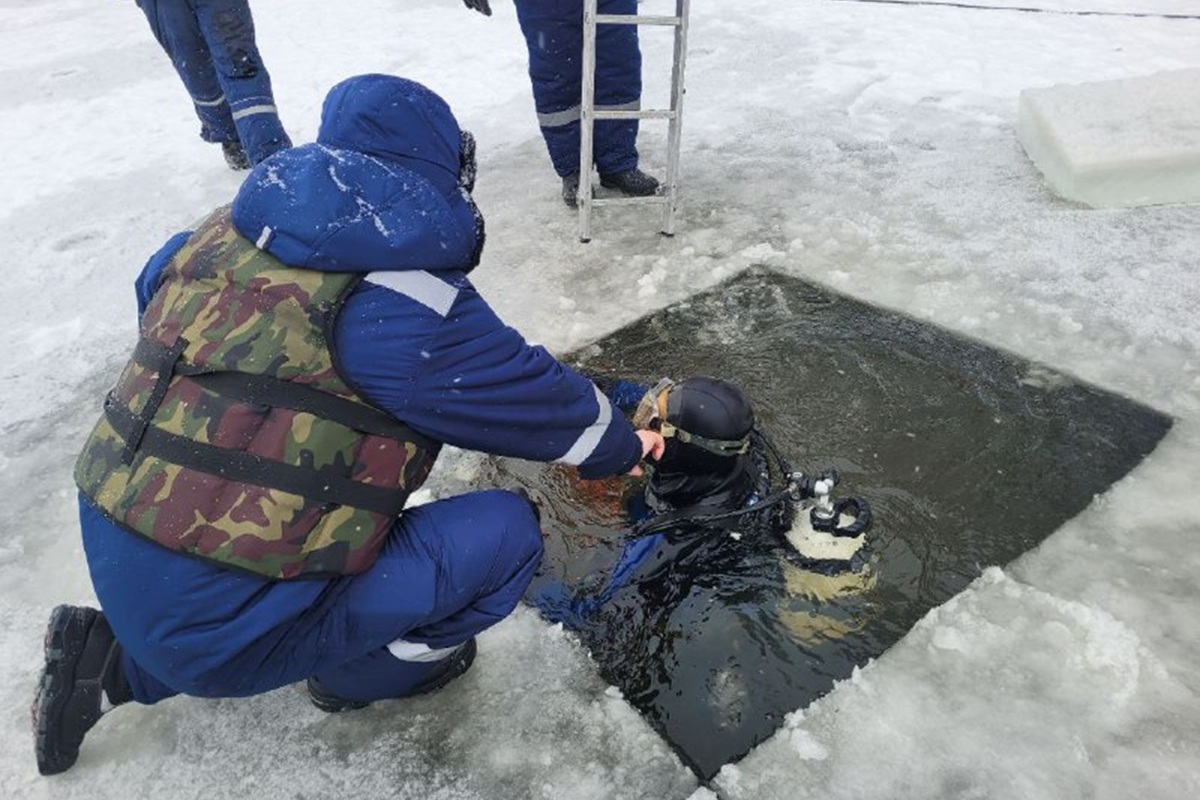 В Брянске к масштабным поискам детей, провалившихся под лед на Десне, подключили подводные камеры В Брянске к масштабным поискам детей, провалившихся под лед на Десне, подключили подводные камеры