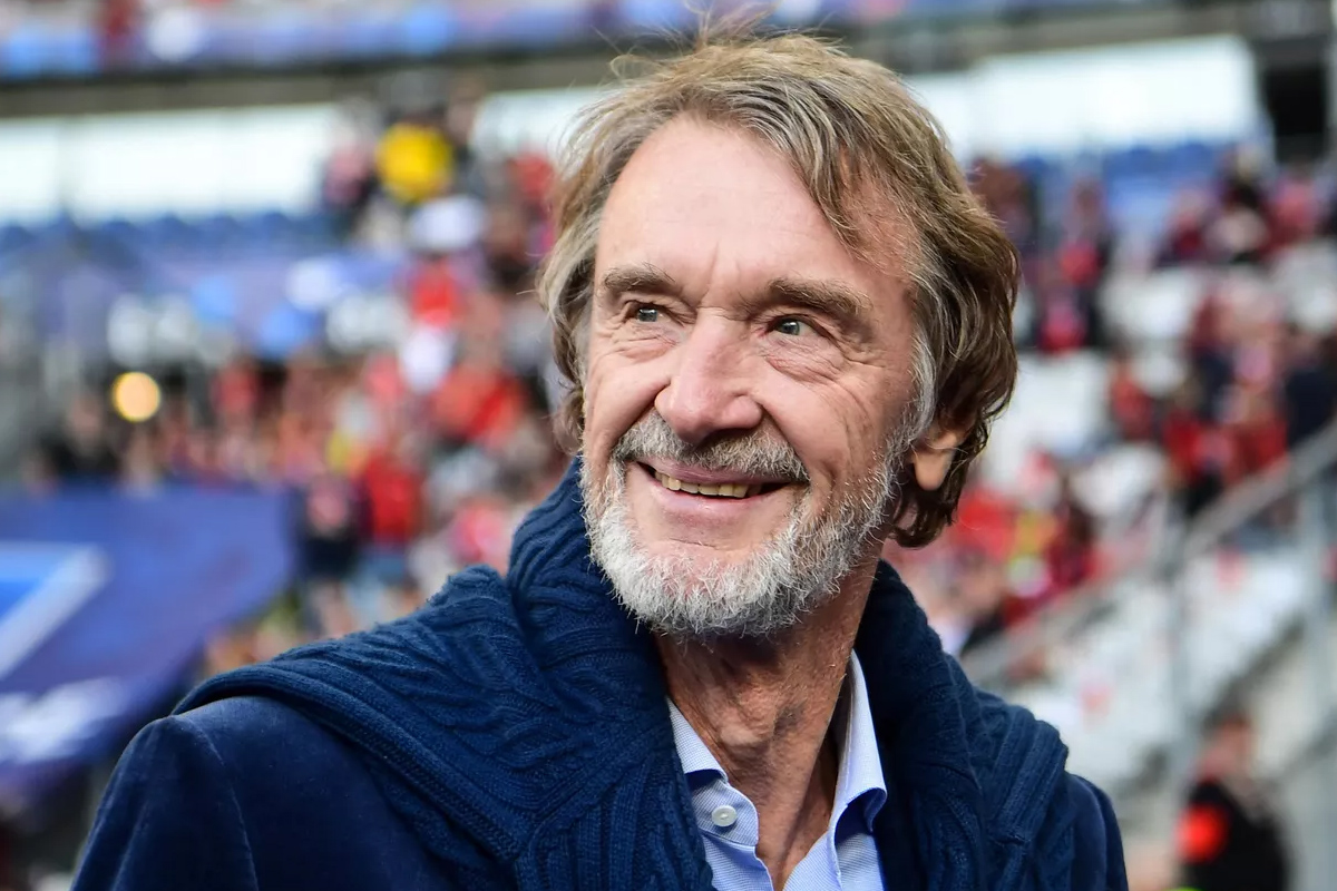 Совладелец «Манчестер Юнайтед» обвинил мигрантов в колонизации Британии и усомнился в компетенции Стармера