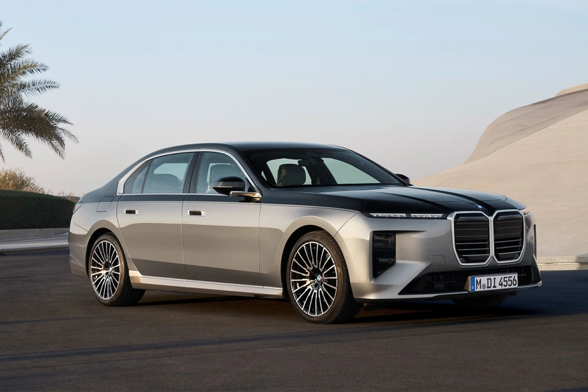 Не просто обновление, а спасение: зачем BMW превратила 7 Series в наземный бизнес-джет и когда она долетит до России Не просто обновление, а спасение: зачем BMW превратила 7 Series в наземный бизнес-джет и когда она долетит до России