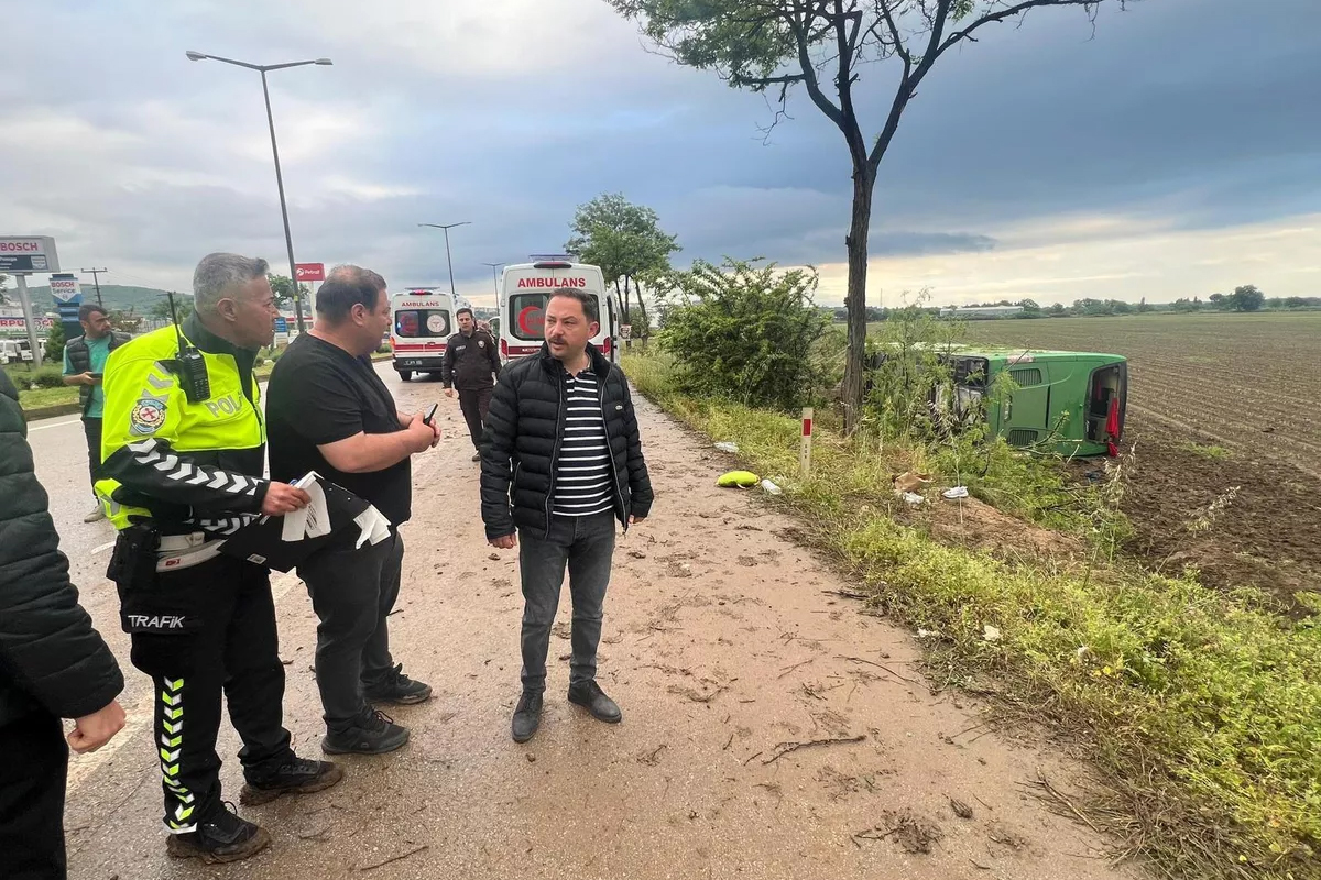 «Автобус вылетел в поле и опрокинулся»: на западе Турции 46 туристов попали в больницу «Автобус вылетел в поле и опрокинулся»: на западе Турции 46 туристов попали в больницу