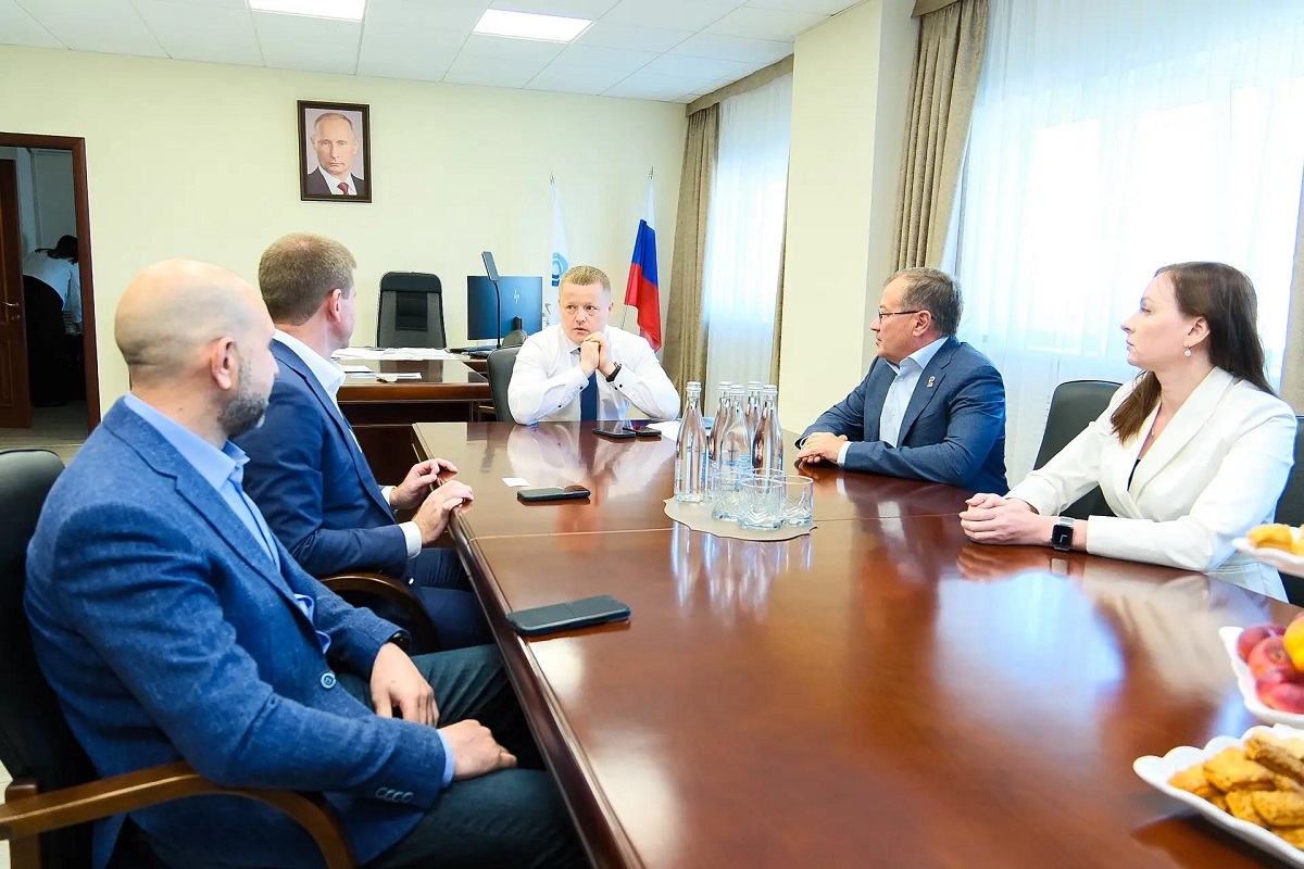 Геннадий Панин и Руслан Заголовацкий провели рабочую встречу с новым руководителем ДМЗ Геннадий Панин и Руслан Заголовацкий провели рабочую встречу с новым руководителем ДМЗ