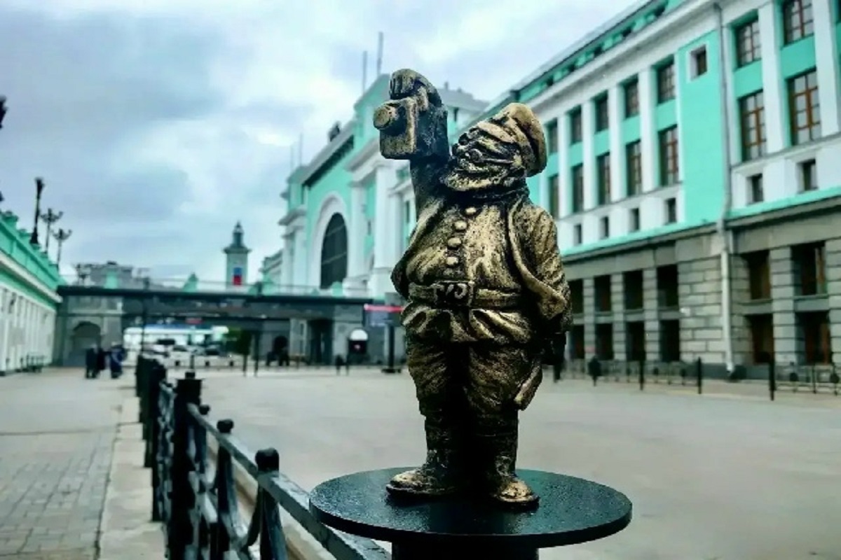 Потри пряжку на удачу: у вокзала Новосибирск-Главный поселился бронзовый Везунчик-машинист Потри пряжку на удачу: у вокзала Новосибирск-Главный поселился бронзовый Везунчик-машинист